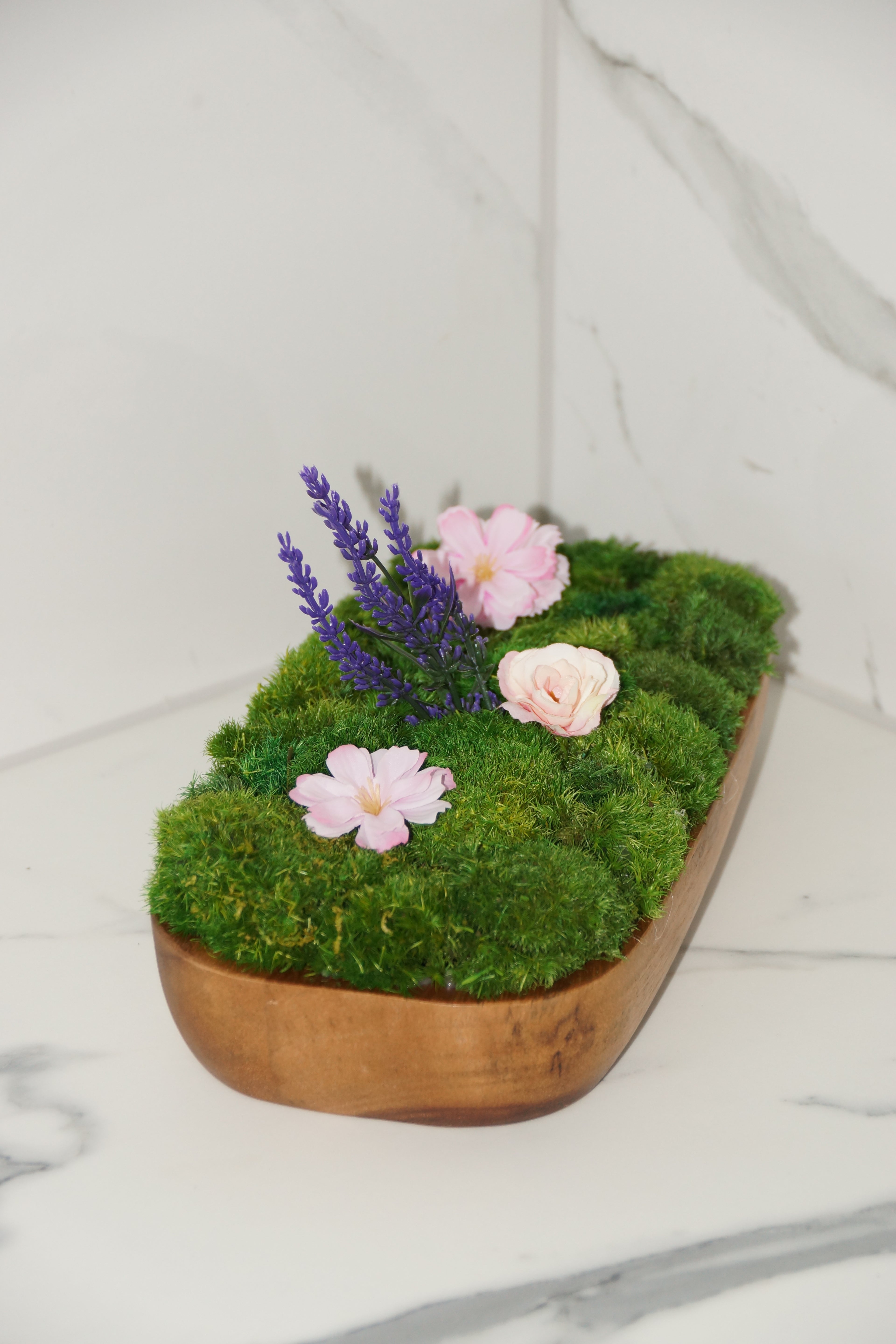 Medium preserved moss centrepiece in brown wooden tray – Floral Variant