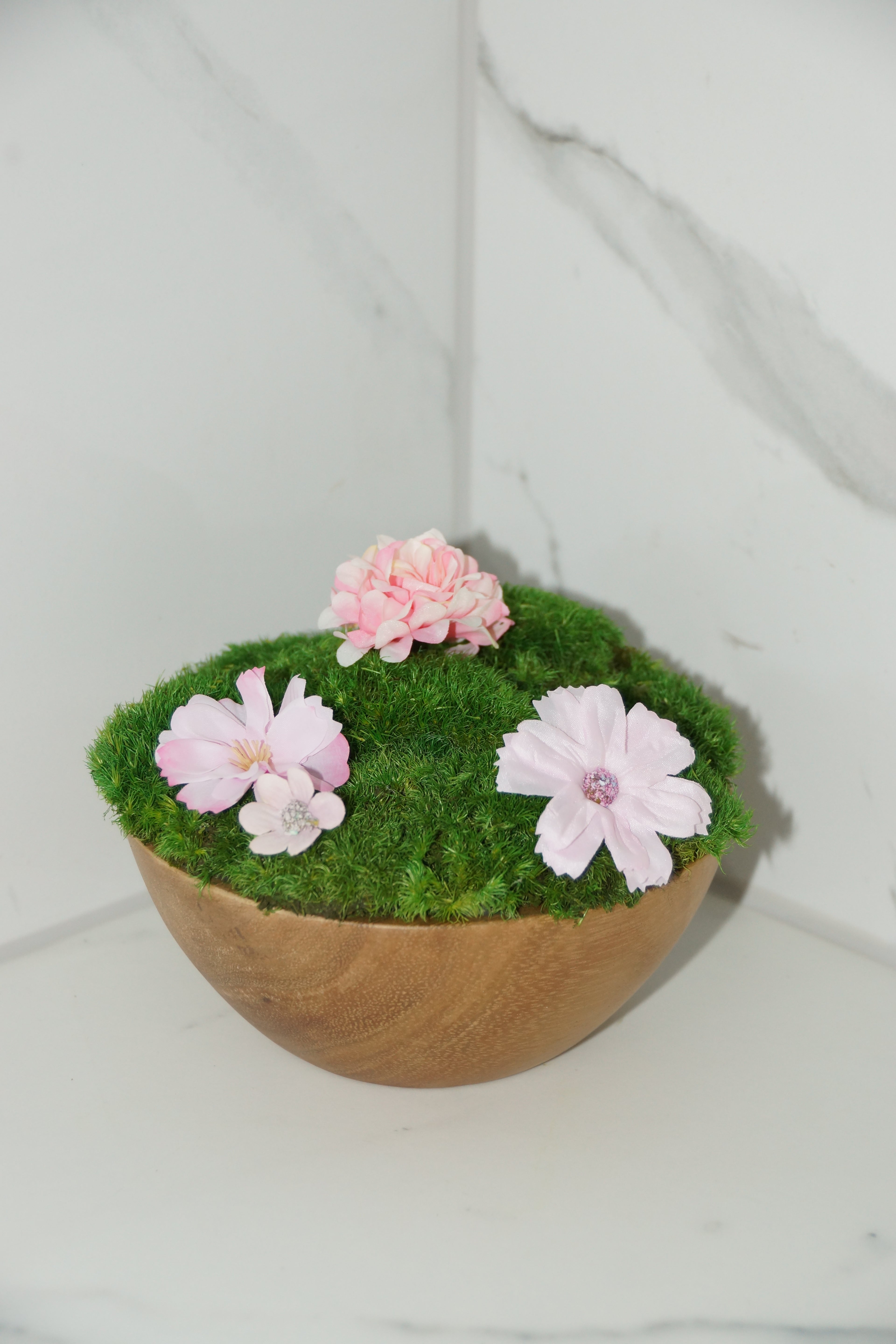 Small preserved moss centrepiece in brown wooden bowl – Floral Variant