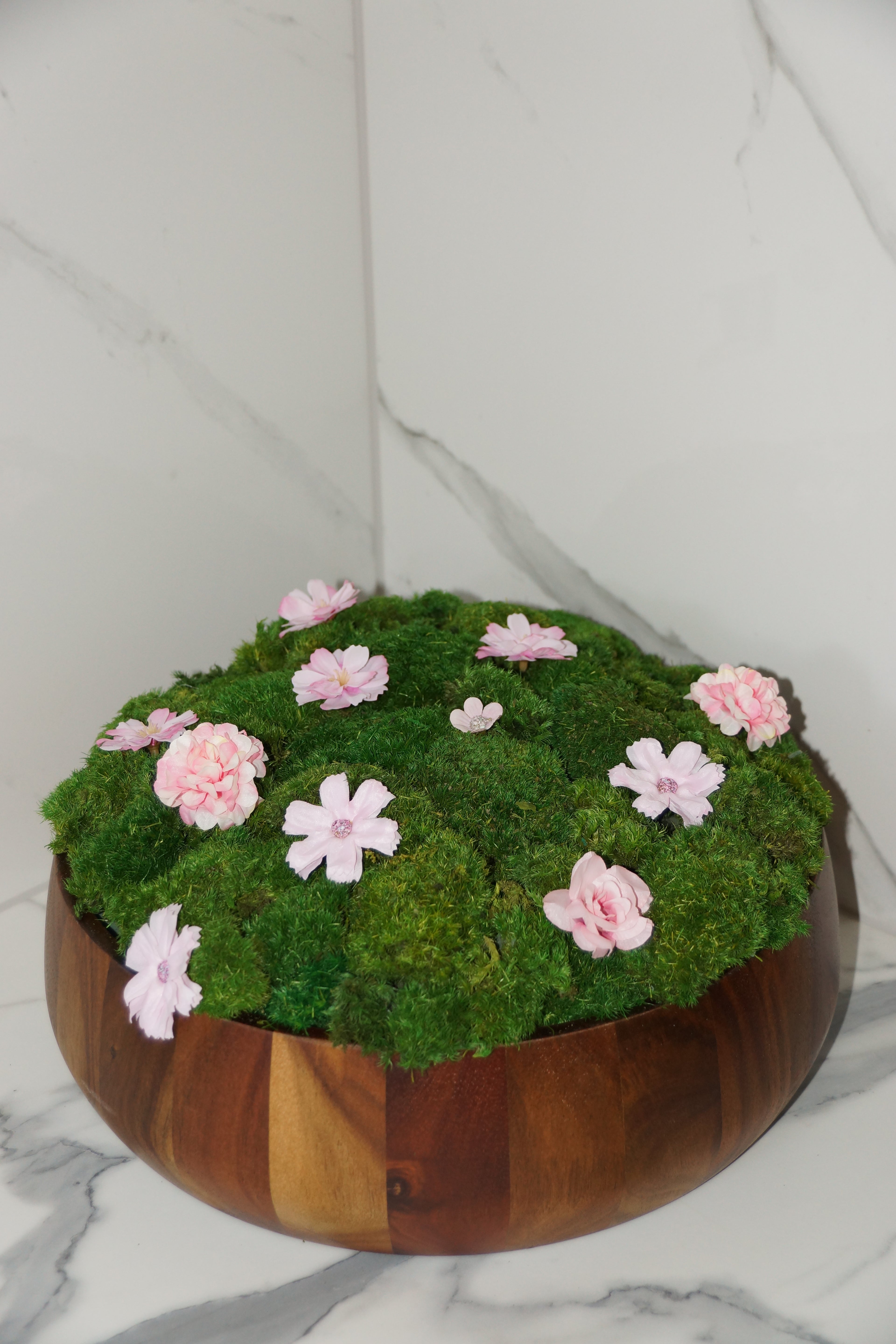 Medium preserved moss centrepiece in brown wooden bowl – Floral Variant