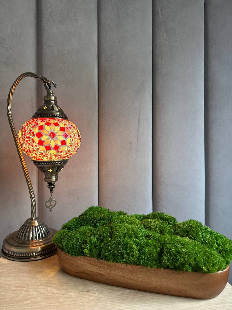 Medium preserved moss centrepiece in brown wooden tray – Standard