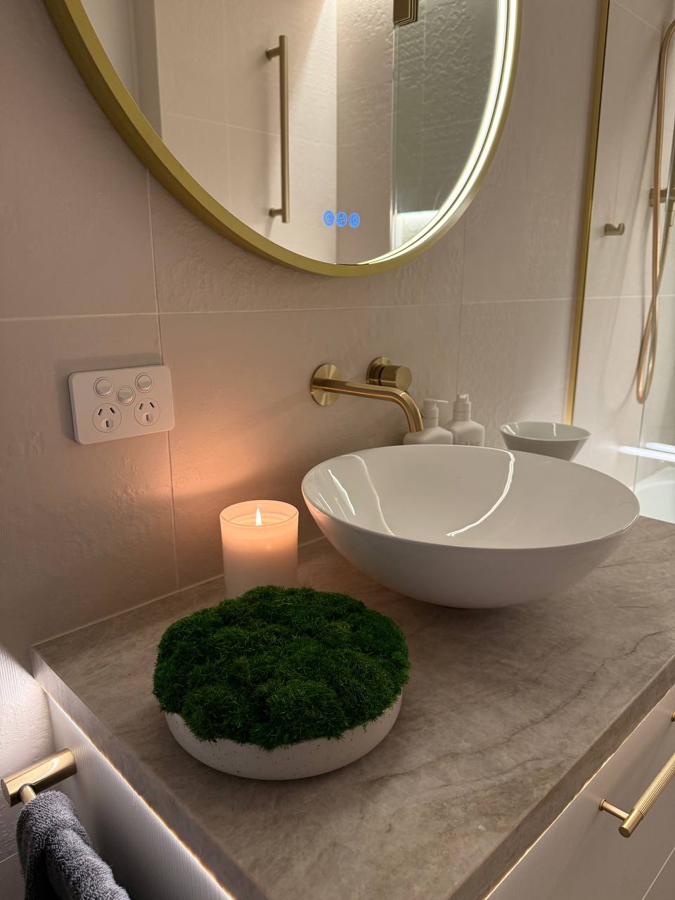 Large preserved moss centrepiece ceramic bowl – side view